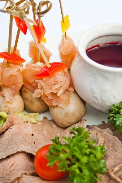 Нарізане м'ясо з соусом та грибами — стокове фото