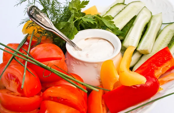Свежие овощи с соусом — стоковое фото