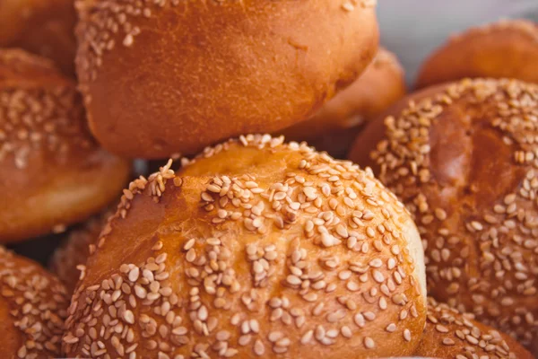 Kleines Brot mit Sesam — Stockfoto