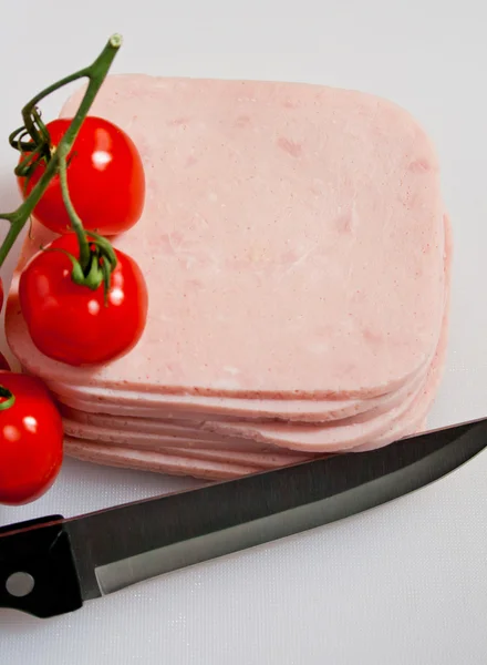 Snij ham voor sandwich met mes aan boord — Stockfoto