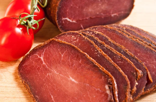 Mięso smaczne basturma z cerry — Zdjęcie stockowe
