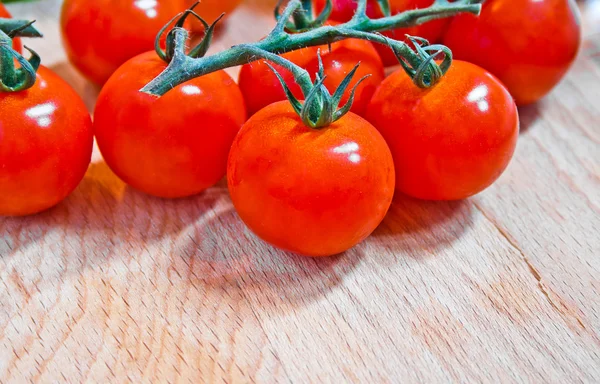 Cereza de tomate sobre tabla de madera —  Fotos de Stock