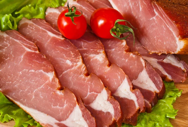 Geschnittenes Fleisch lecker mit Cerry und Lattuce — Stockfoto