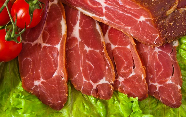Cortar carne deliciosa con cerry y lechuga —  Fotos de Stock