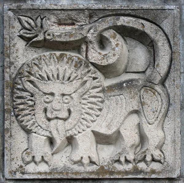Барельєф казкового лева — стокове фото