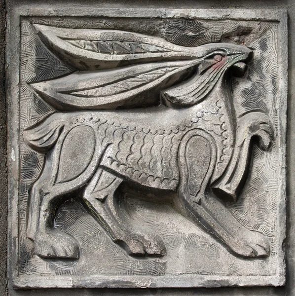 Vieux bas-relief de lièvre de conte de fées — Photo