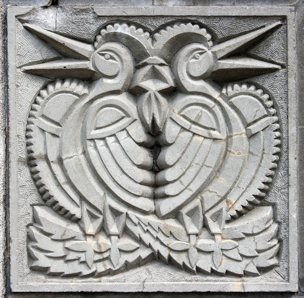 Oude bas-reliëf van fairytale twee vogels — Stockfoto