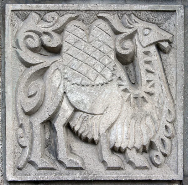 Старый барельеф сказочного верблюда — стоковое фото