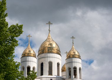 bulutlu gökyüzü ile kilise çatısı