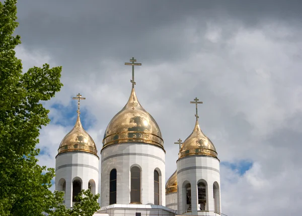Дах церкви з хмарним небом — стокове фото