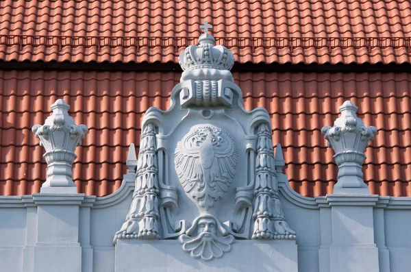Oude bas-reliëf op het dak — Stockfoto
