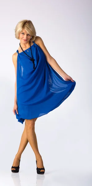 Jovem menina bonita em vestido azul — Fotografia de Stock