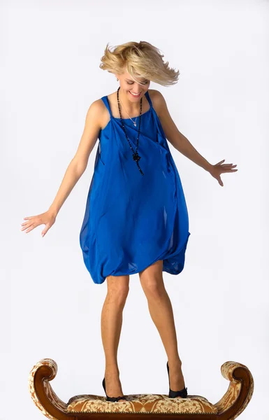 Jovem menina bonita em vestido azul — Fotografia de Stock
