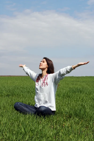 Una ragazza fa yoga sul campo — Foto Stock