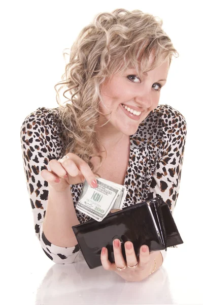 Mädchen hält Geldbörse mit Bargeld in der Hand — Stockfoto