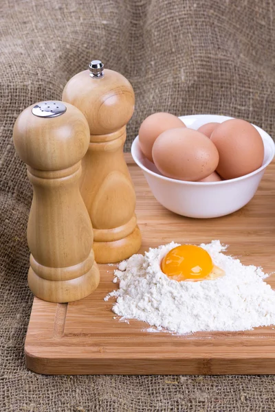 Yema, huevos de gallinas de casa, sal y pimienta con harina de trigo en la cocina a un — Foto de Stock
