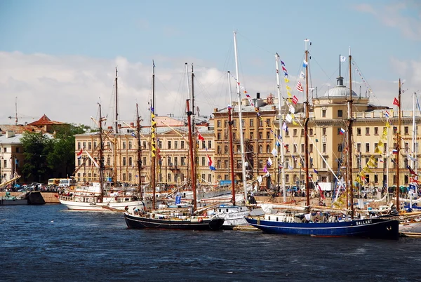 Schiffe im Liegeplatz während der baltischen Großseerennen — Stockfoto