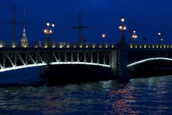 Troitskij híd fehér éjszaka — Stock Fotó