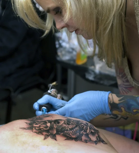 Tatuaggio artista al lavoro . Foto Stock Royalty Free