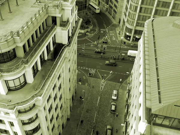 London Street entre edifícios de escritórios na cidade - Centro de negócios de Londres e Reino Unido. Vista aérea . Imagens De Bancos De Imagens