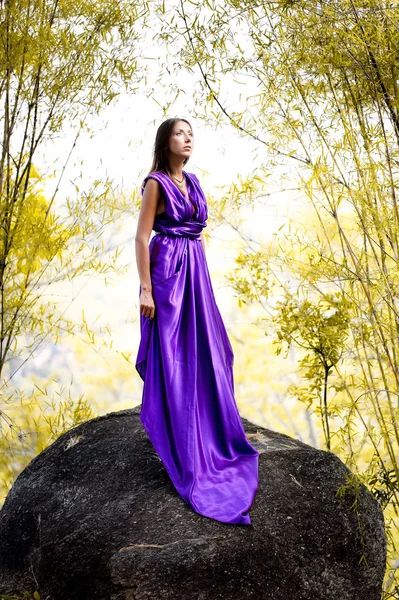 Mooie vrouw gekleed lavendel jurk — Stockfoto