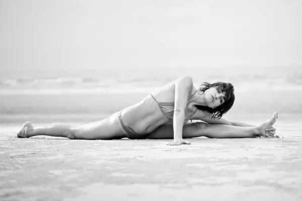 Schöne Frau macht Yoga und dehnt Übung — Stockfoto