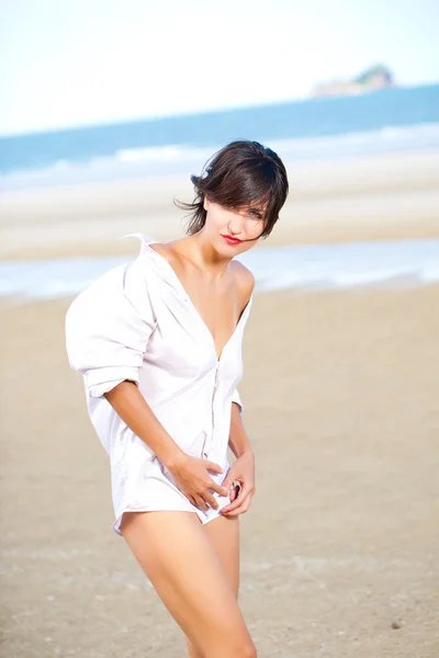 Σέξι γυναίκα στην παραλία — Φωτογραφία Αρχείου