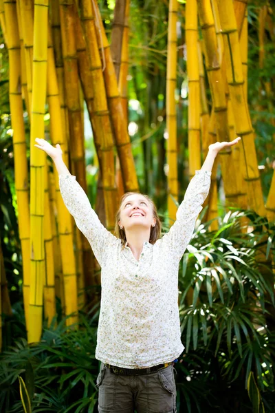 Disfrutando de la naturaleza. Belleza mujer brazos levantados disfrutando de la fresca — Foto de Stock