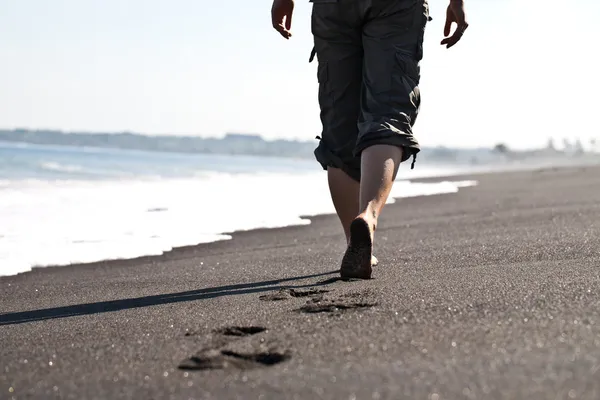 Passeggiate sulla spiaggia di sabbia — Foto Stock