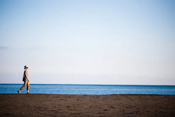 Caminhando ao longo da praia — Fotografia de Stock