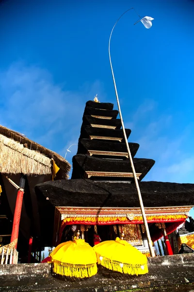 装饰巴厘岛 multiroofed 的神社 — 图库照片