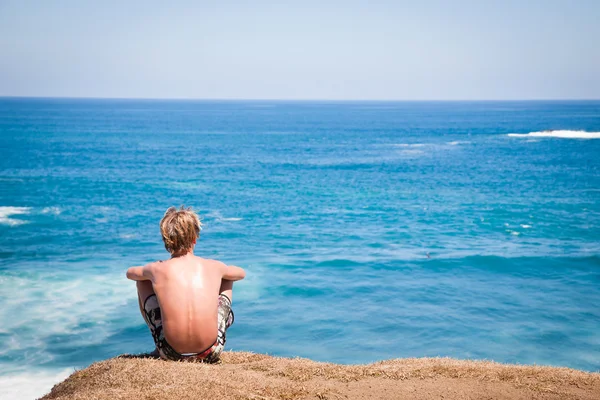 Homem olha para o mar — Fotografia de Stock