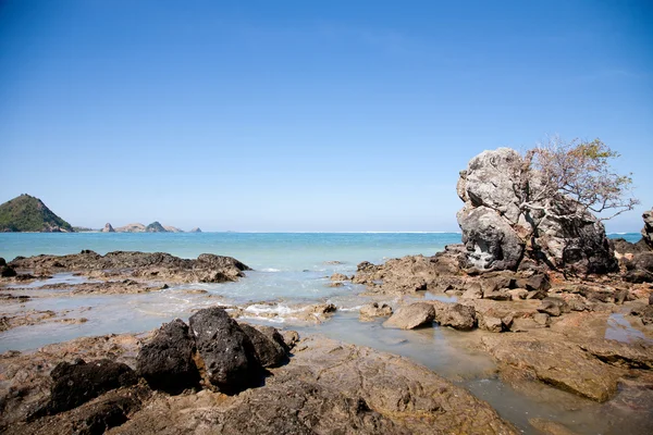 Güzel bir kayalık plaj ve deniz — Stok fotoğraf