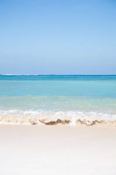 Καλοκαίρι παραλία φόντο με καθαρή άμμο και μπλε ουρανό — Φωτογραφία Αρχείου