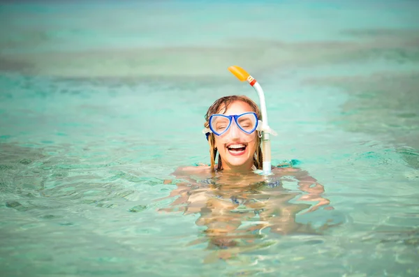 Chica con equipo de snorkel —  Fotos de Stock