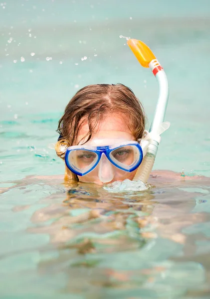 Mergulhando uma água tirquesa idílica — Fotografia de Stock