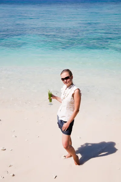 해변에서 쉬고 있는 여자 — 스톡 사진