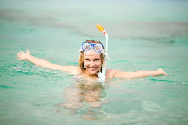 Счастливая женщина с подводным плаванием на островах Гили — стоковое фото