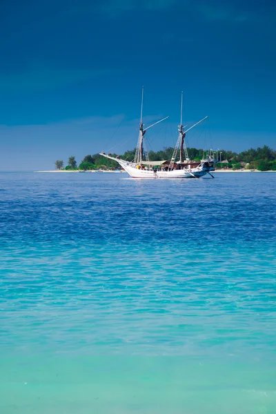 Яхта і тропічний острів — стокове фото
