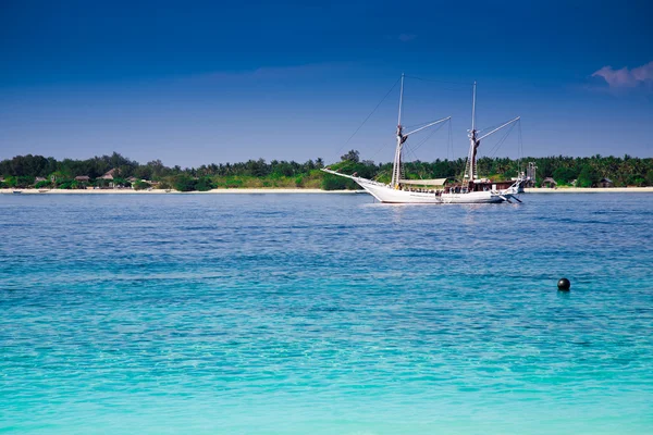 ターコイズ ブルーの熱帯の島でヨット — ストック写真
