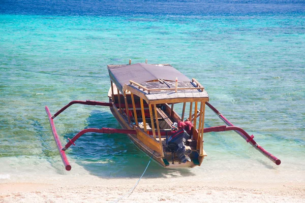 巴厘岛的船，吉利岛海滩印度尼西亚 — 图库照片