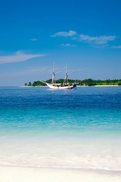 Navio à vela e ilha tropical — Fotografia de Stock