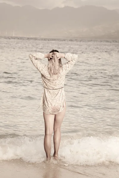 Nő a tengerparton — Stock Fotó