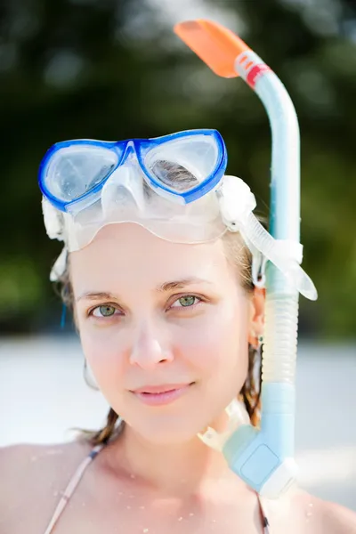 Retrato de mujer que hace snorkel —  Fotos de Stock