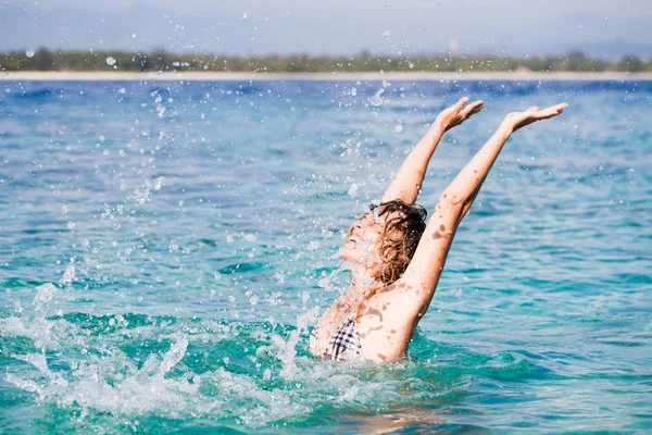 Donna felice nel mare — Foto Stock