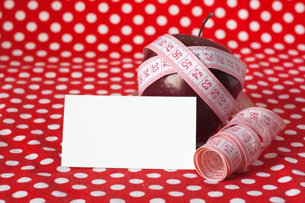 赤いりんごと赤の背景およびカードの測定テープ — ストック写真