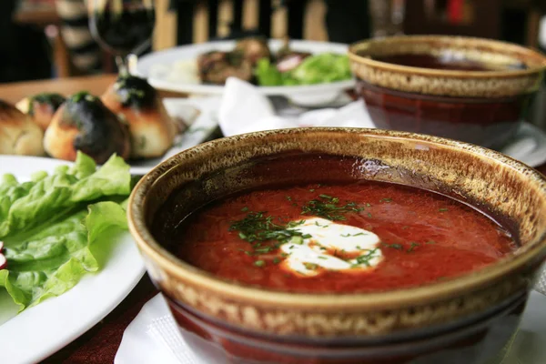 Plato nacional ucraniano: sopa con buñuelos y tocino — Foto de Stock
