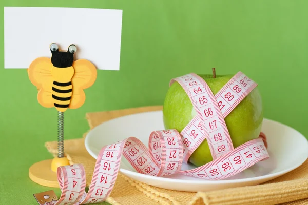 Green apple for breakfast clothespin with card for text — Stock Photo, Image