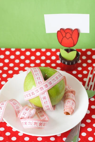Groene appel voor ontbijt wasknijper met kaart voor tekst — Stockfoto
