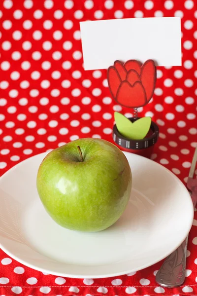 Zelené jablko pro snídani clothespin s kartou pro text — Stock fotografie